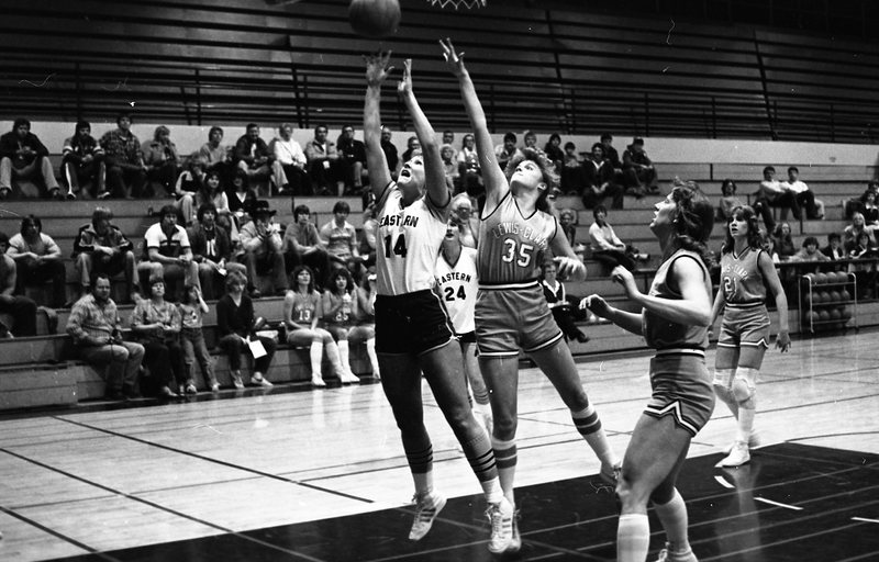 1982 Women's Basketball, EOSC vs. Lewis &amp; Clark, Action 09