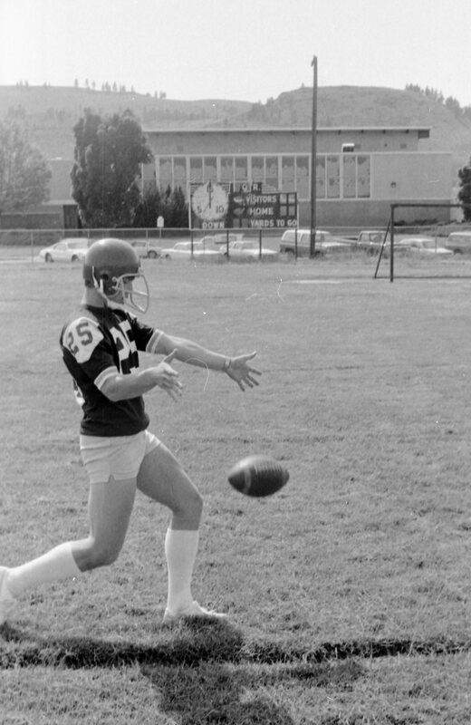 1975 Football Player 04