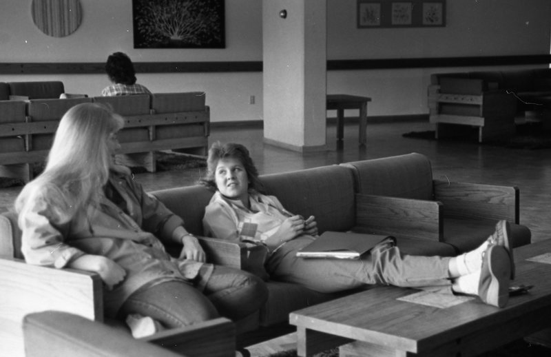 1985 Students, May Lounge 01