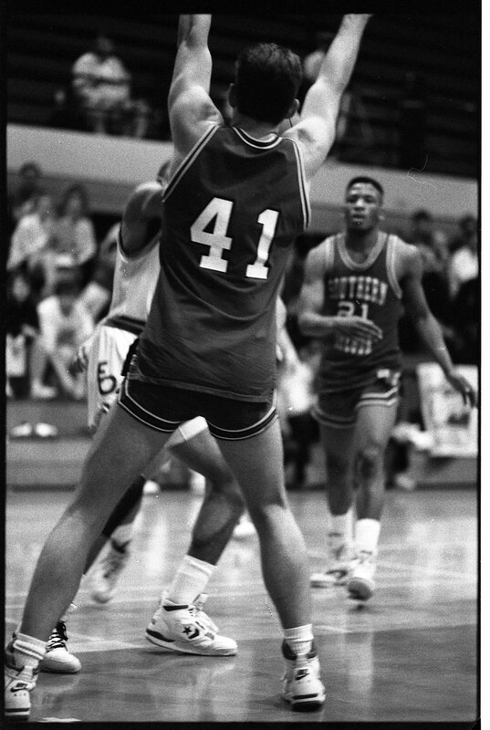1991 Men's Basketball Action, Southern Oregon at EOSC 25