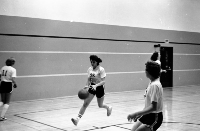 1980 Women's Basketball Action 01