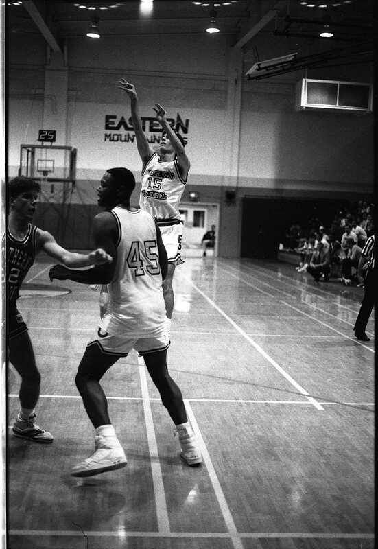 1991 Men's Basketball Action, Southern Oregon at EOSC 10