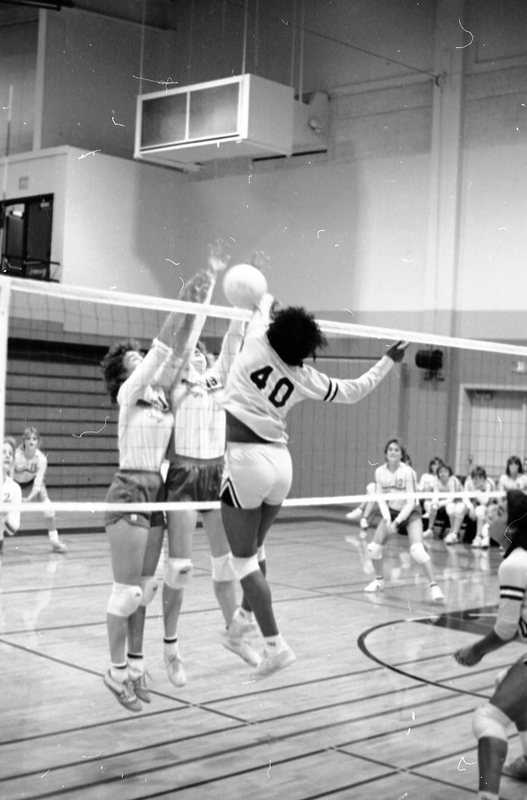 1985 Volleyball Action 01