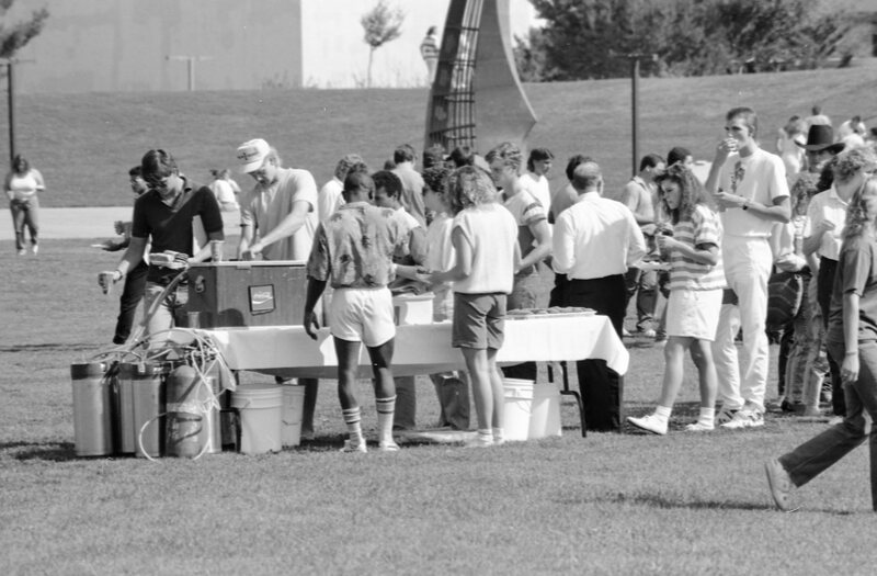 1987 New Student Days, BBQ 05