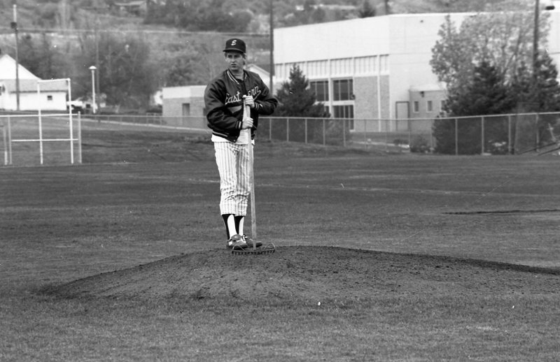 1986 Baseball Player, Raking 01