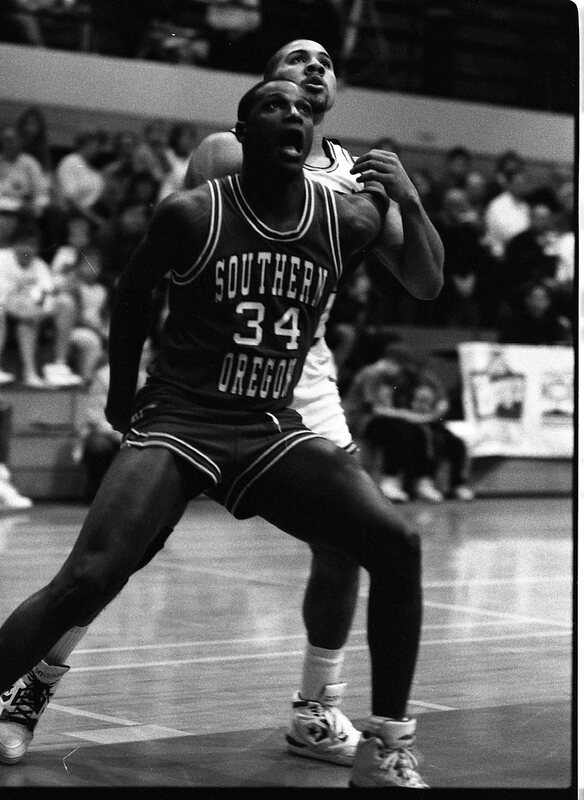 1991 Men's Basketball Action, Southern Oregon at EOSC 02