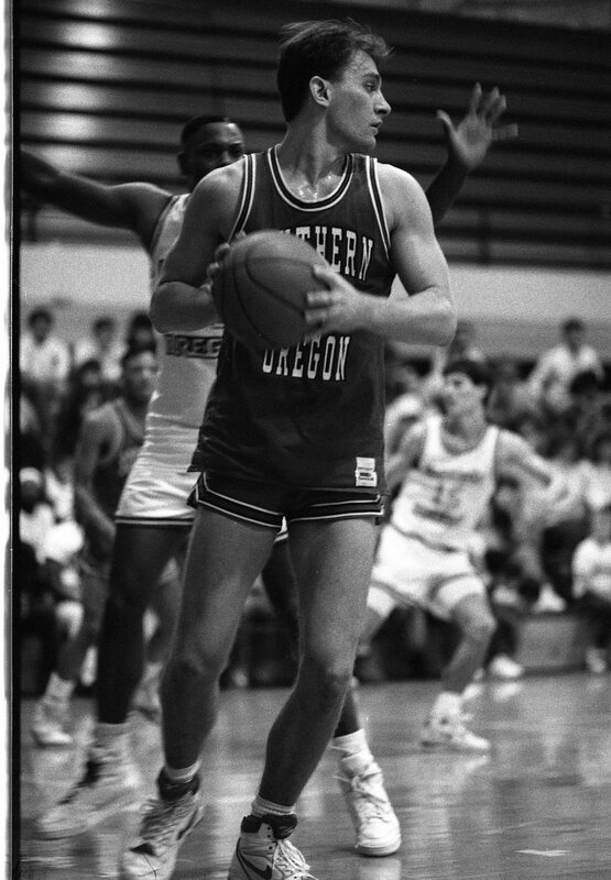 1991 Men's Basketball Action, Southern Oregon at EOSC 13