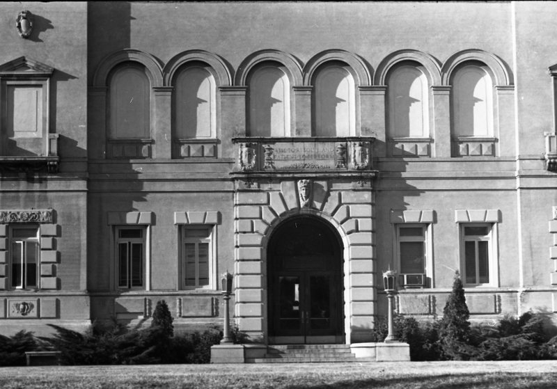 1976 Inlow Hall Entrance 2