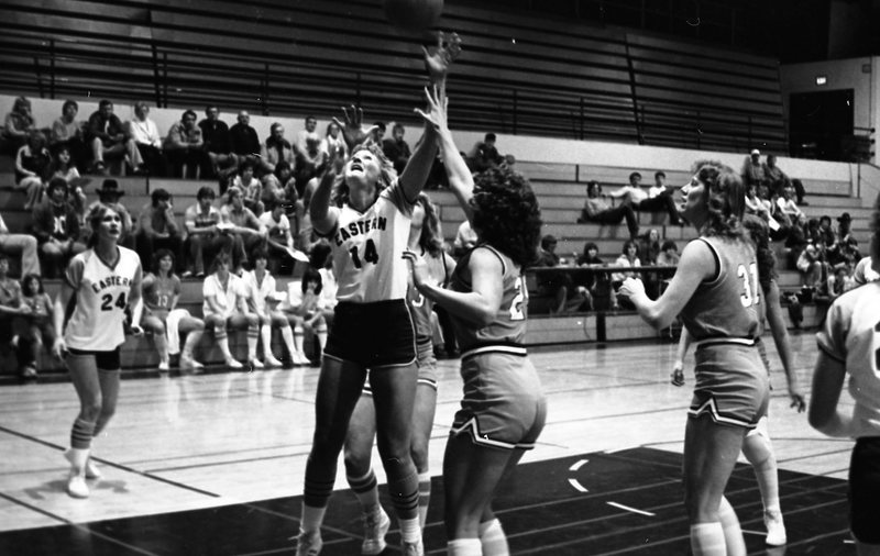 1982 Women's Basketball, EOSC vs. Lewis & Clark, Action 06