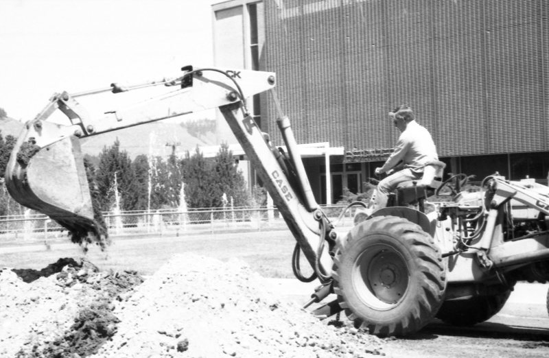 1985 Employees, Digging 01