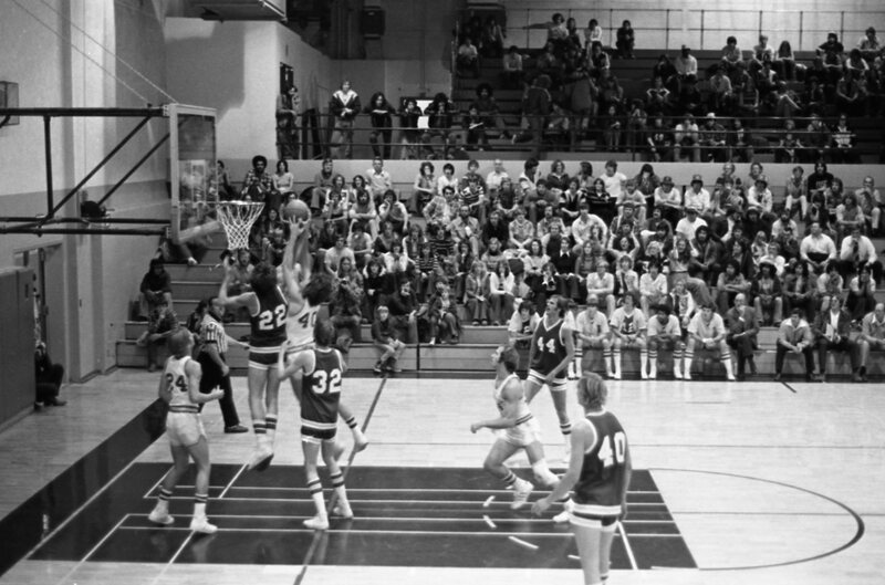 1977 Basketball Action 15