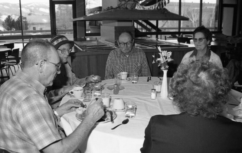 1985 Students Serve Elderly 14