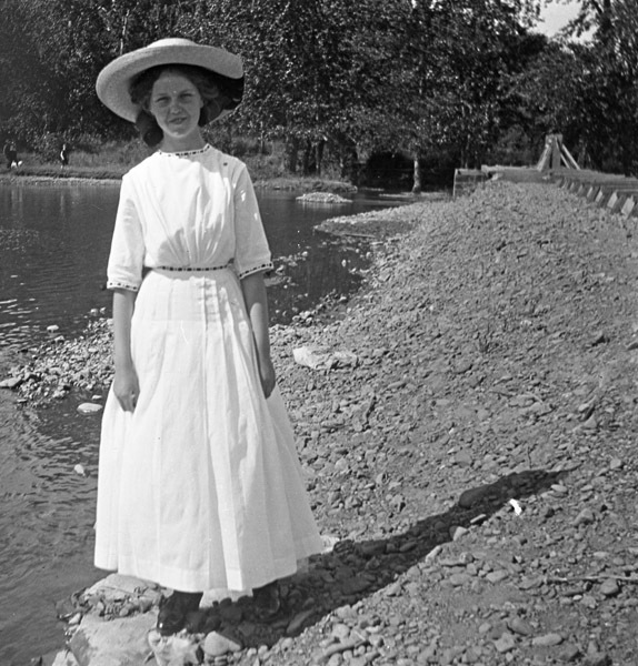 La Grande, Girl in Hat