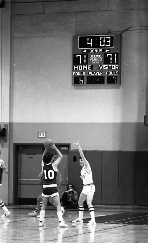 1977 Basketball Action 06