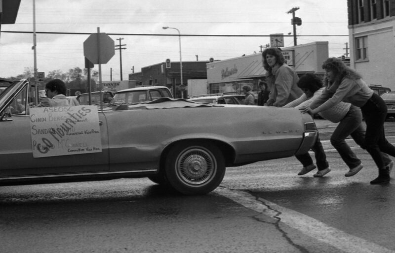 1985 Octoberfest Parade, Car Pushing 02