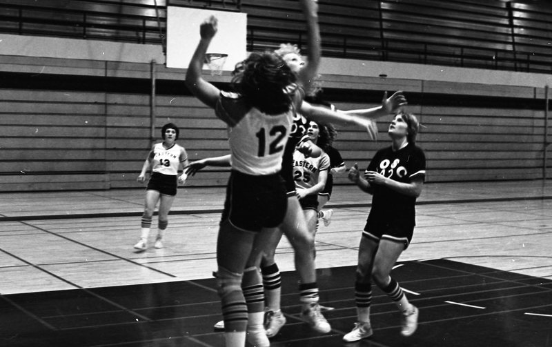 1982 Women's Basketball, EOSC vs. Southern Oregon State College, Action 10