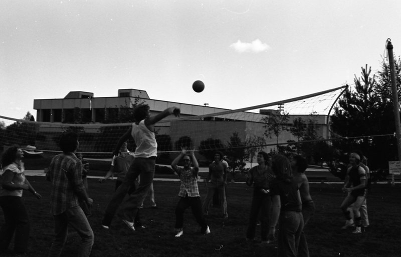 1980 New Student Week, Volleyball 08