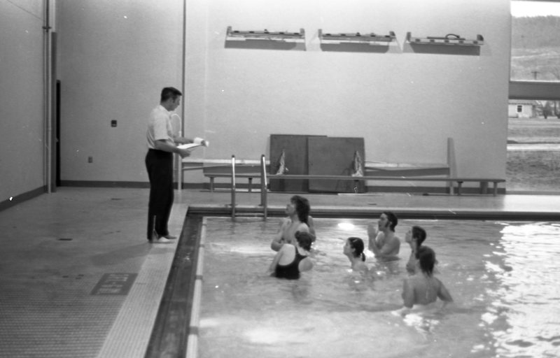 1977 Swimming, Lifesaving Class 01
