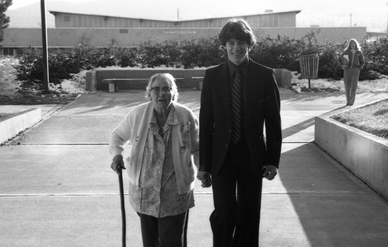 1984 Students Serve Thanksgiving Dinner for Senior Citizens 04