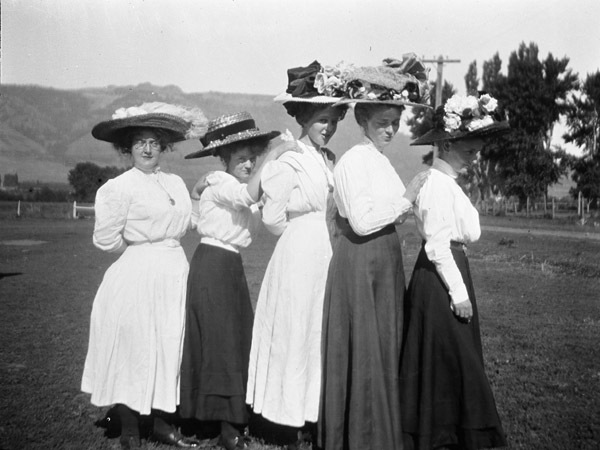 La Grande, Girls in Hats 1