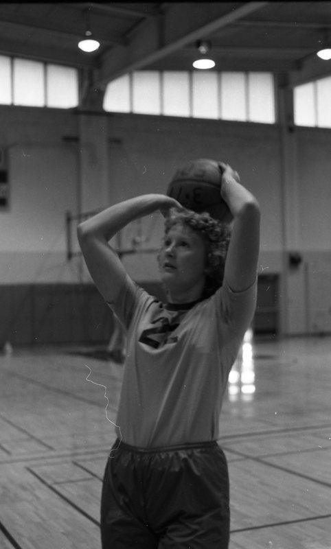 1981 Women's Basketball Player, Susan Howard 02