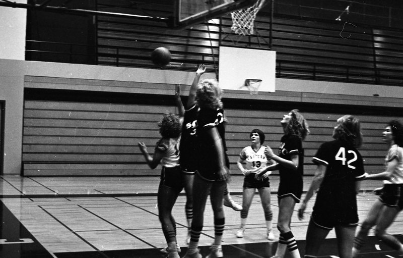 1982 Women's Basketball, EOSC vs. Southern Oregon State College, Action 01