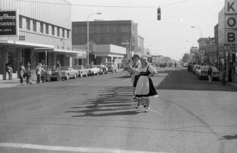 1981 Homecoming Parade, Folk Dancers 08