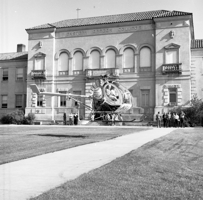 1967 Summer Graduation, Guest Arrival 01