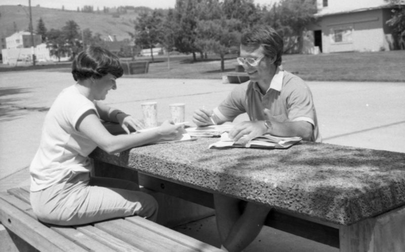 1986 Students, Outdoors in June 01