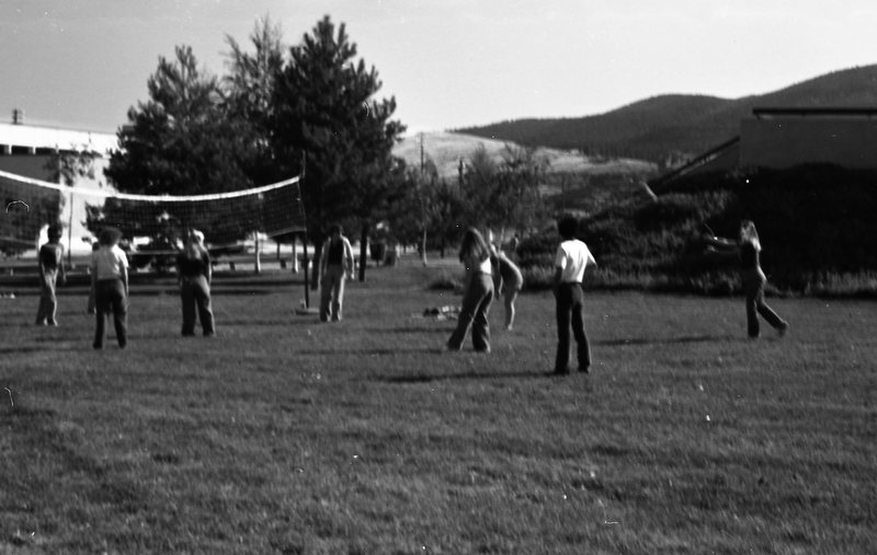 1981 Volleyball, New Students 03