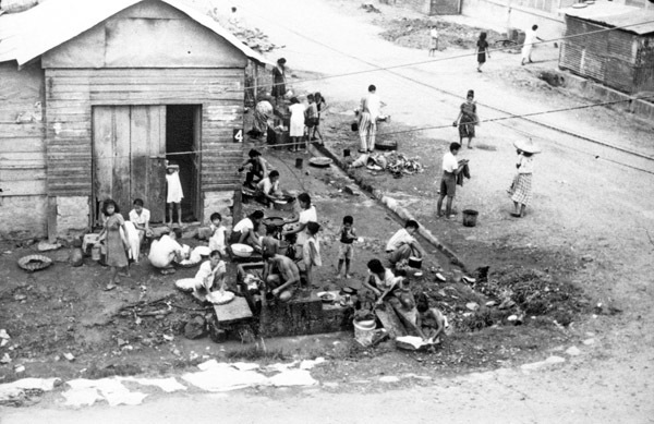 Manila, Street Laundry 2