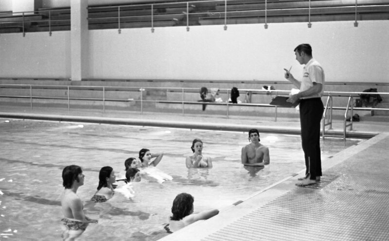 1977 Swimming, Lifesaving Class 05