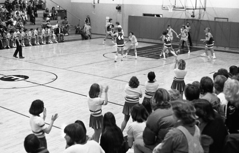1977 Cheerleaders 24