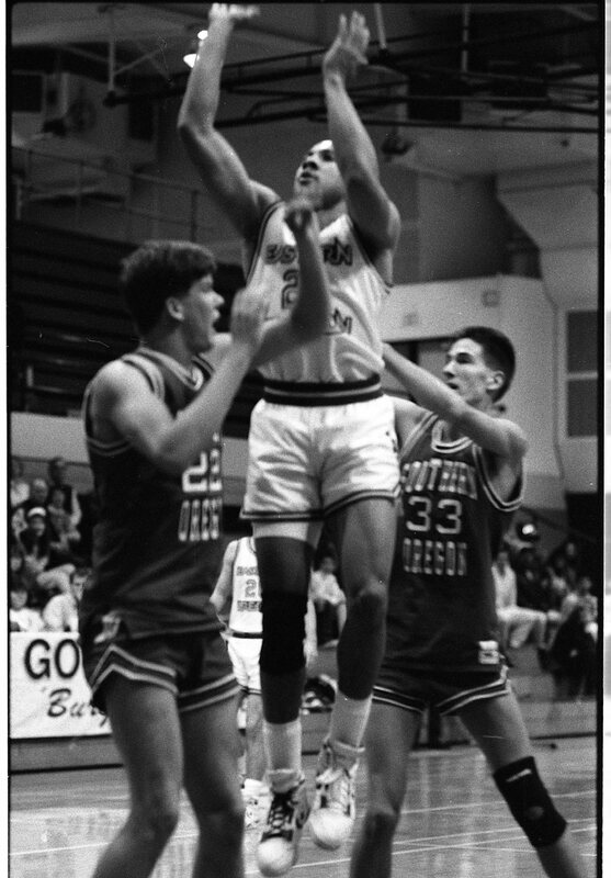 1991 Men's Basketball Action, Southern Oregon at EOSC 18
