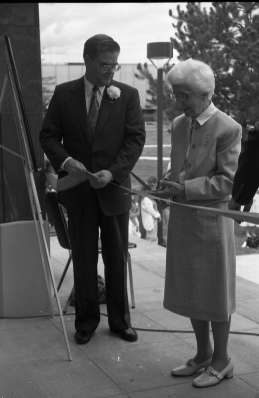 1990 Loso Hall Dedication, Ribbon Cutting 04