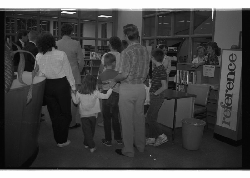 1989 Walter M. Pierce Library, Ribbon Cutting 17
