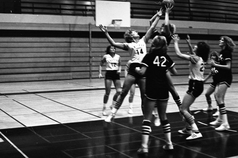 1982 Women's Basketball, EOSC vs. Southern Oregon State College, Action 03