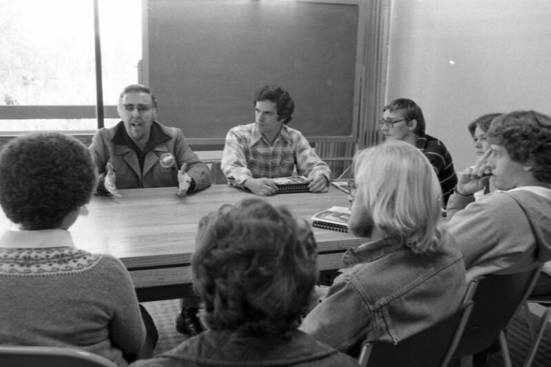 1978 Transfer Students with University Leaders 04