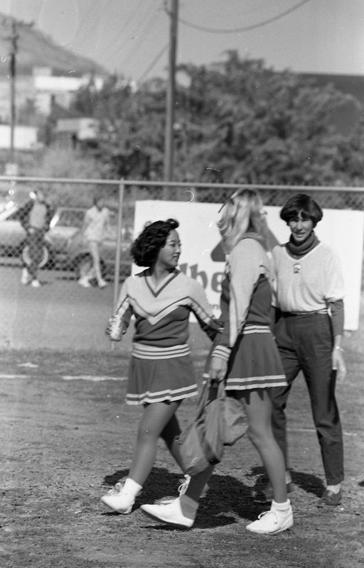 1985 Cheerleaders Walking 01