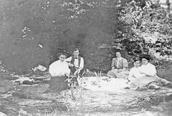 Reuter Group-W, Picnic