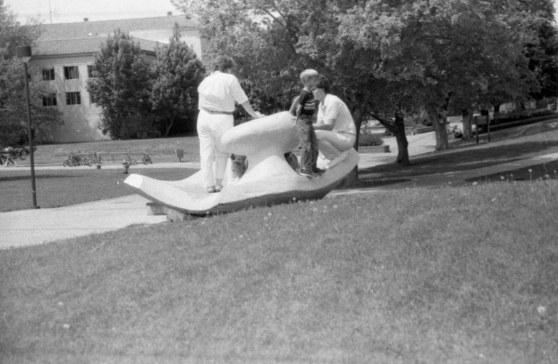 1986 Students, Outdoors in May 10