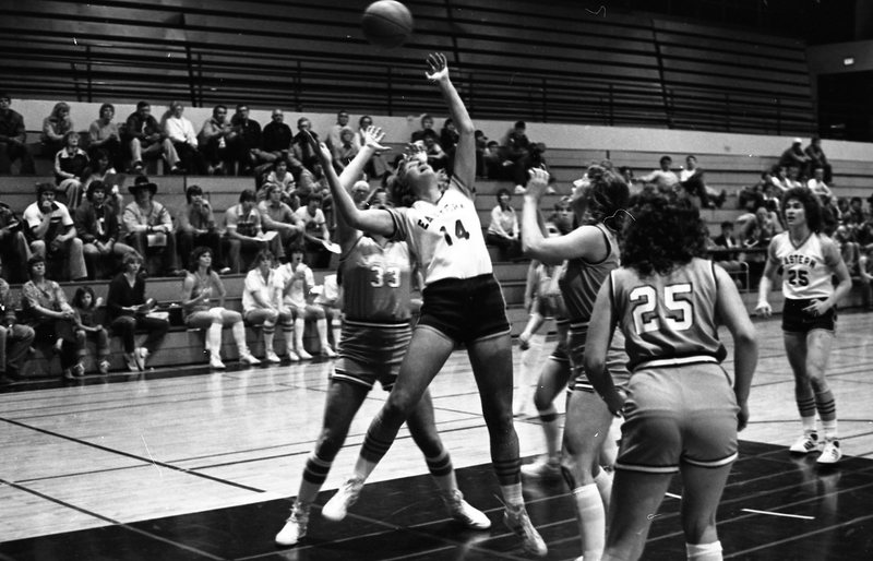 1982 Women's Basketball, EOSC vs. Lewis &amp; Clark, Action 05