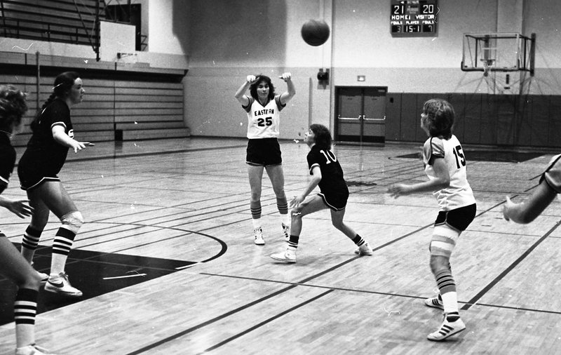 1982 Women's Basketball, EOSC vs. Southern Oregon State College, Action 07