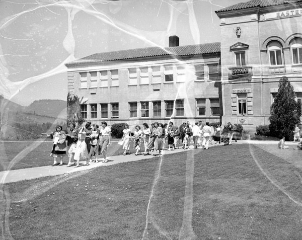 1949-50 Students, Group Walking