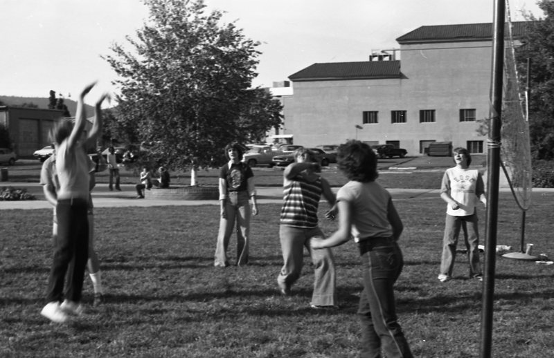1981 Volleyball, New Students 14