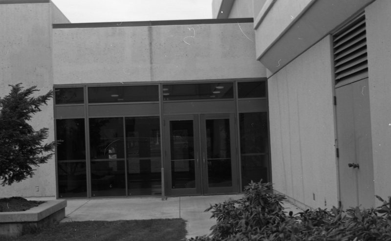 1980 Zabel Hall Side Entrance 01