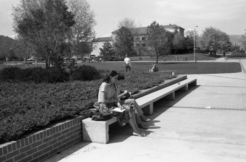 1985 Students, April Outdoor Candid Shots 02