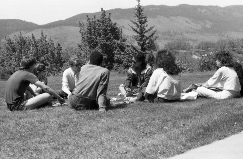 1986 Students, Outdoors in May 07