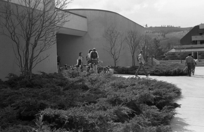 1985 Students, April Outdoor Candid Shots 12