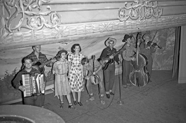 Elgin, Travelling Entertainers 1